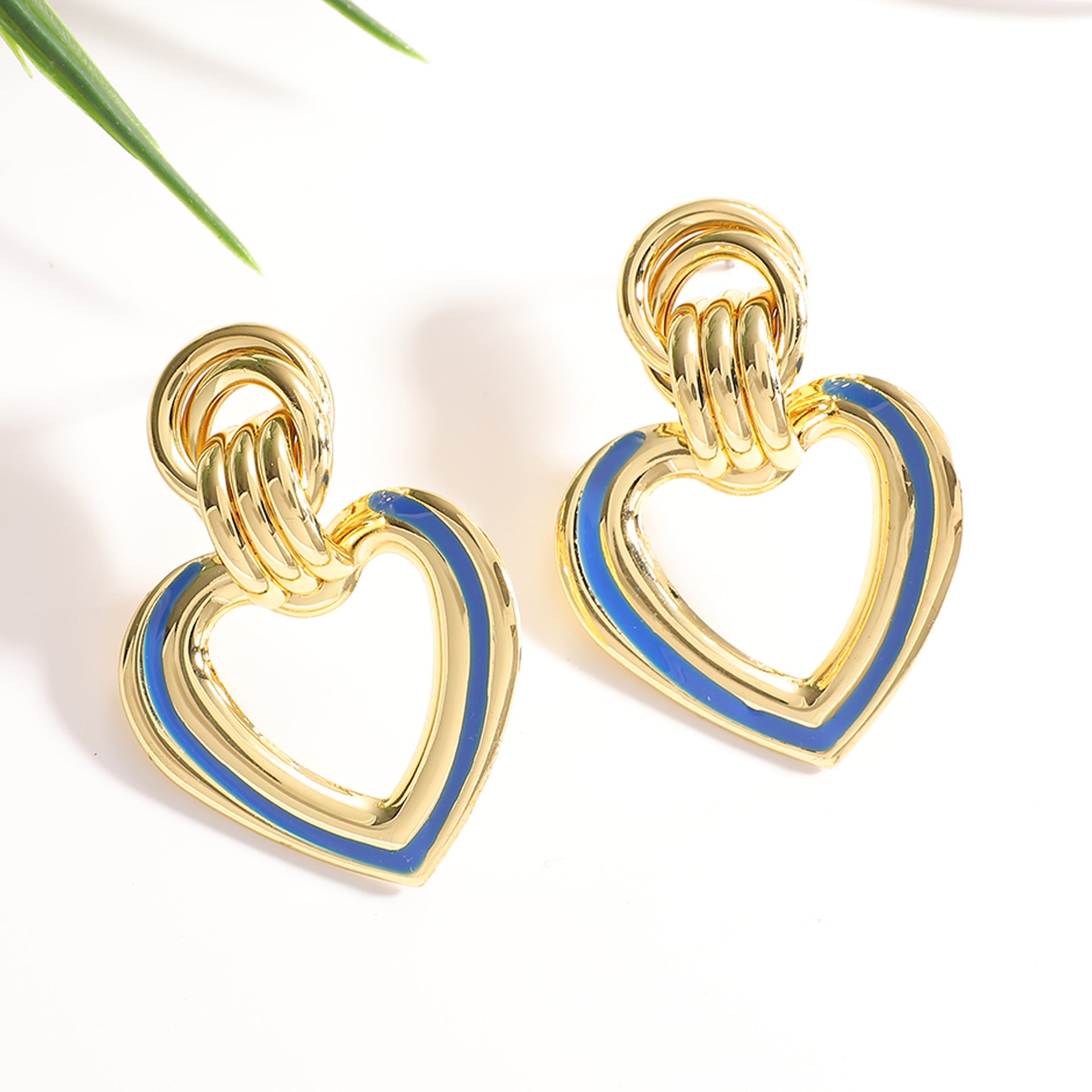 Damen Herzförmige Statement Ohrringe mit elegantem Design Shop Nory