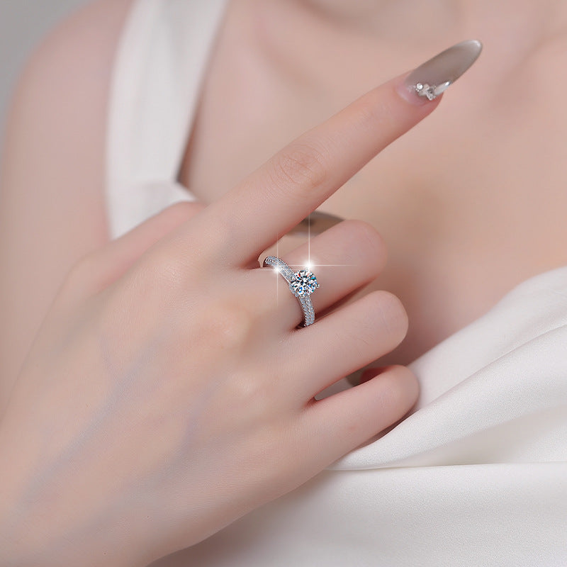 Damen Verlobungsring mit strahlendem Zirkonia und filigraner Detailverzierung Shop Nory