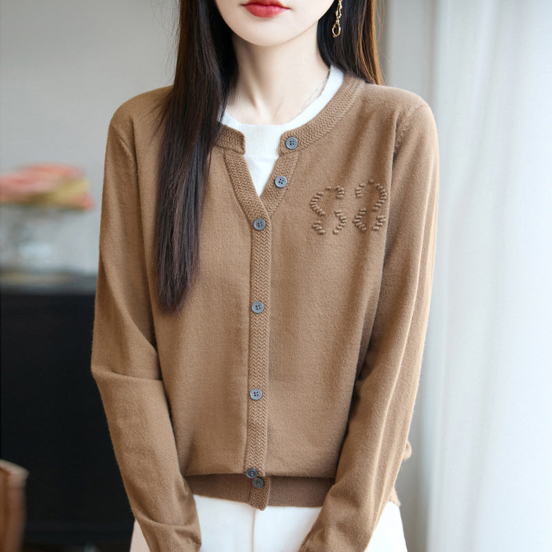 Damen Kurzer Feinstrick-Cardigan mit V‑Schlitzkragen, Rippenblende und dezentem Struktur‑Logo Shop Nory