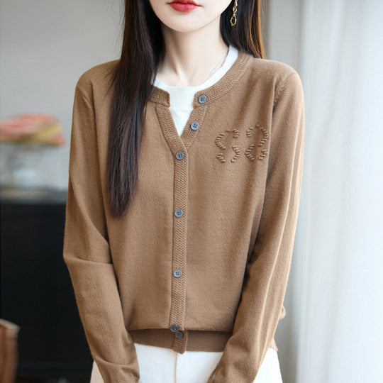 Damen Kurzer Feinstrick-Cardigan mit V‑Schlitzkragen, Rippenblende und dezentem Struktur‑Logo Shop Nory
