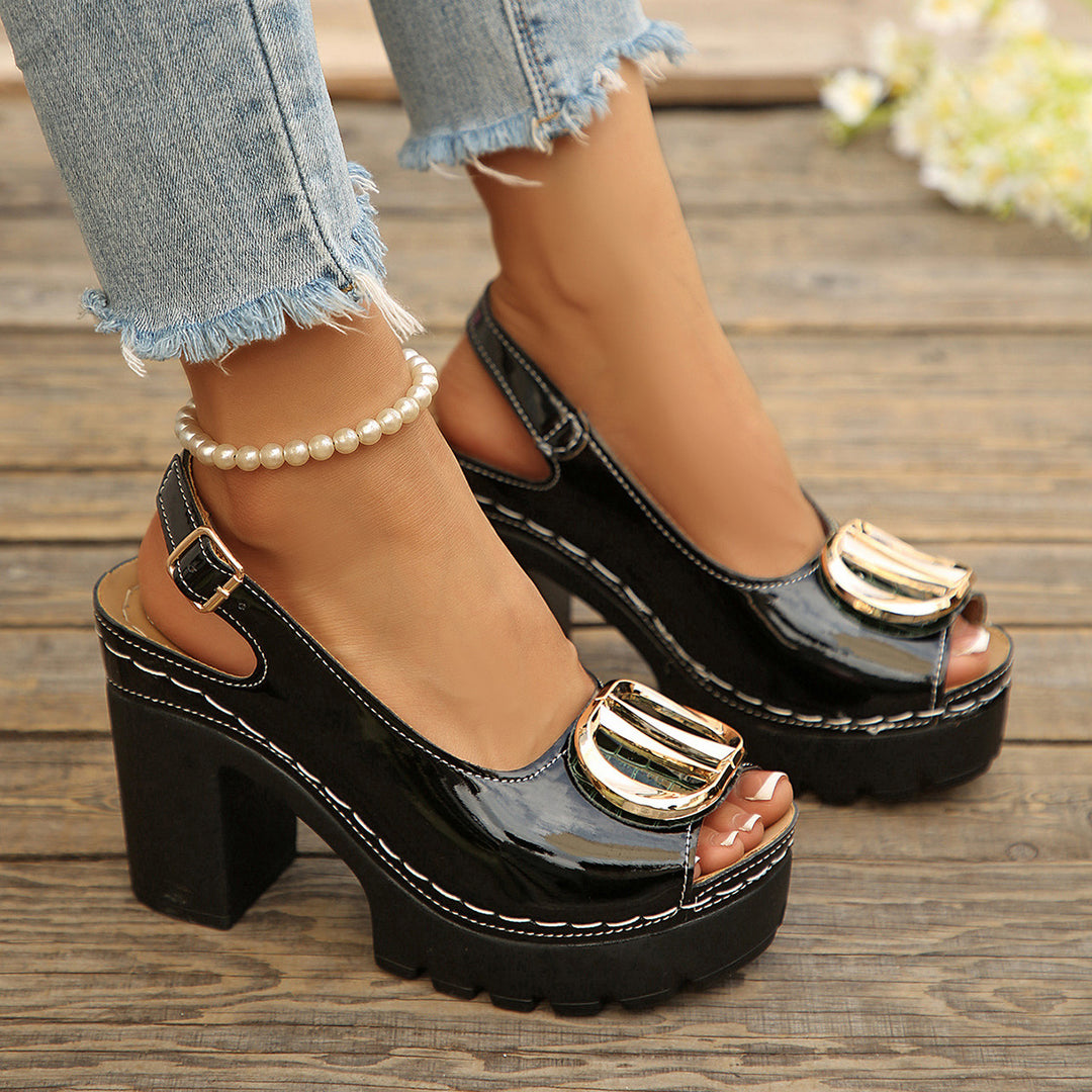 Damen Plateau-Slingback-Sandaletten mit glossy Lackfinish, goldener Zierplatte und profiliertem Lug-Sohlensystem Shop Nory