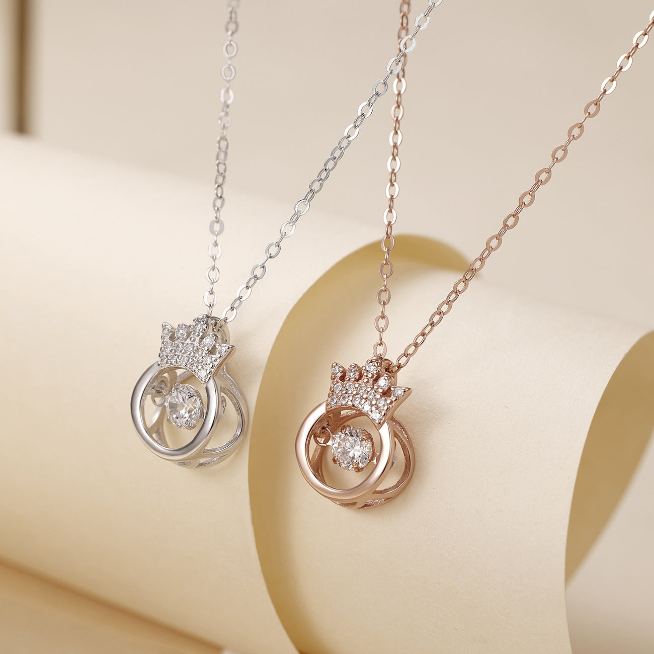Damen Anhänger-Halskette mit Krone und funkelnden Zirkonia Shop Nory