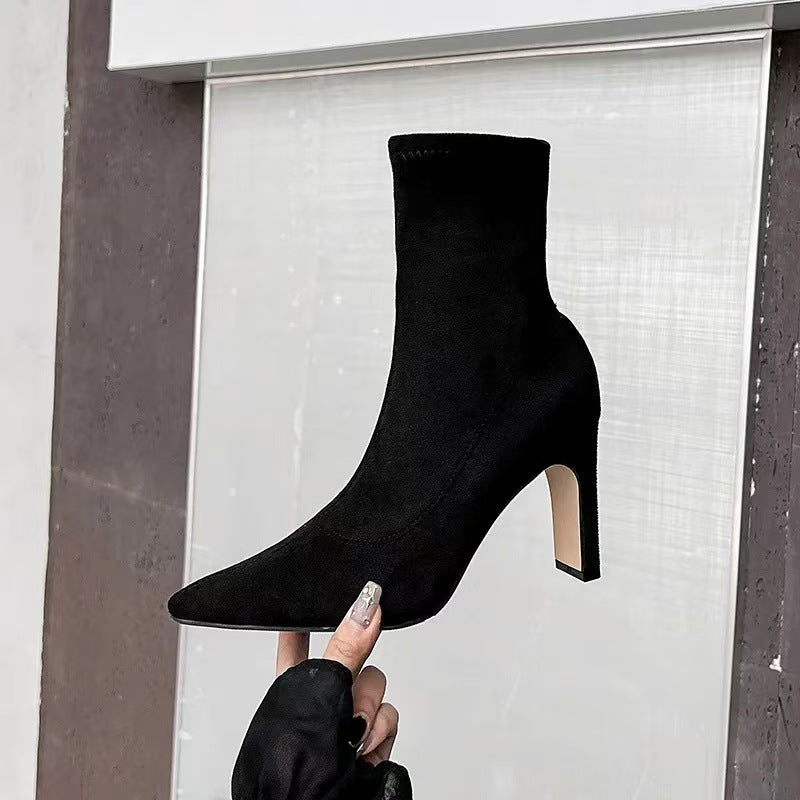 Damen Sock-Stiefelette aus Stretchvelours mit spitzer Zehenpartie und skulpturellem Blockabsatz Shop Nory