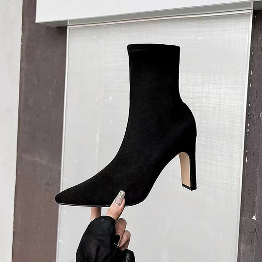 Damen Sock-Stiefelette aus Stretchvelours mit spitzer Zehenpartie und skulpturellem Blockabsatz Shop Nory