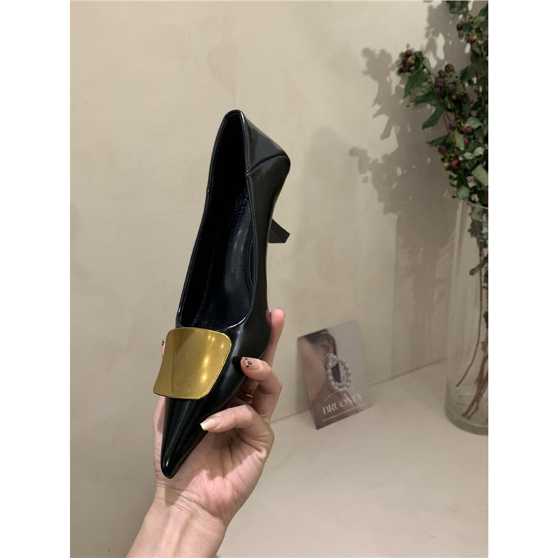 Damen Elegante spitz zulaufende Pumps mit goldener Zierplatte und geformtem Kittenabsatz Shop Nory