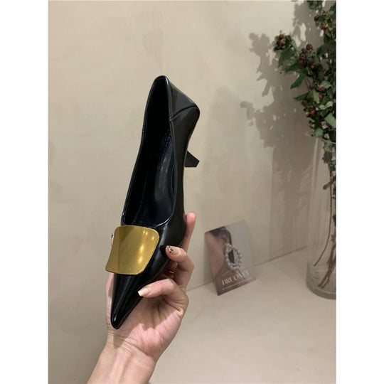 Damen Elegante spitz zulaufende Pumps mit goldener Zierplatte und geformtem Kittenabsatz Shop Nory