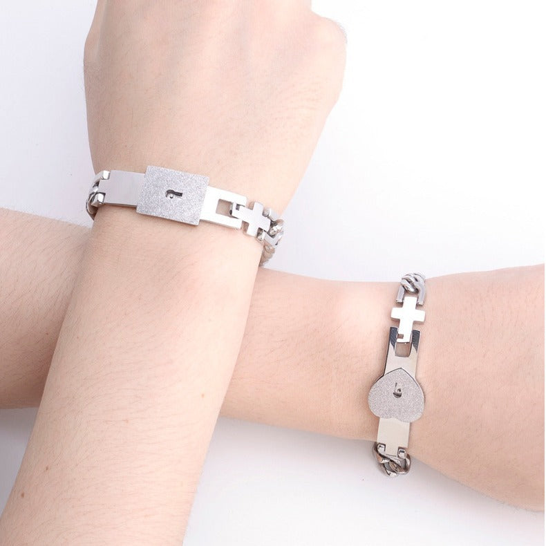 Damen Armband mit liebevollem Herzanhänger und grauer Zirkonia-Detail Shop Nory