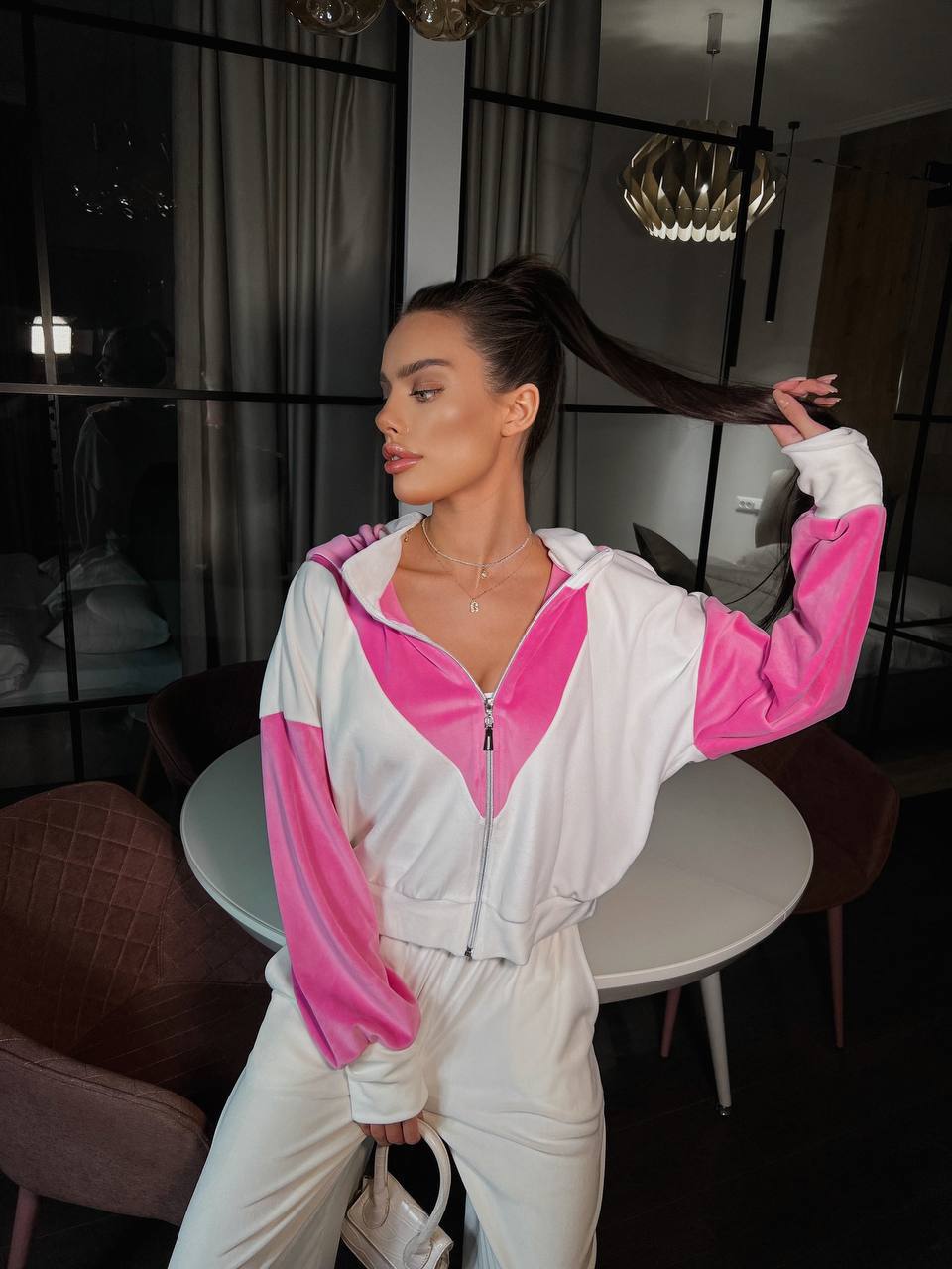 Damen kurze Velours-Zipperjacke mit V-förmigem Einsatz, überschnittenen Ärmeln und elastischem Saum Shop Nory