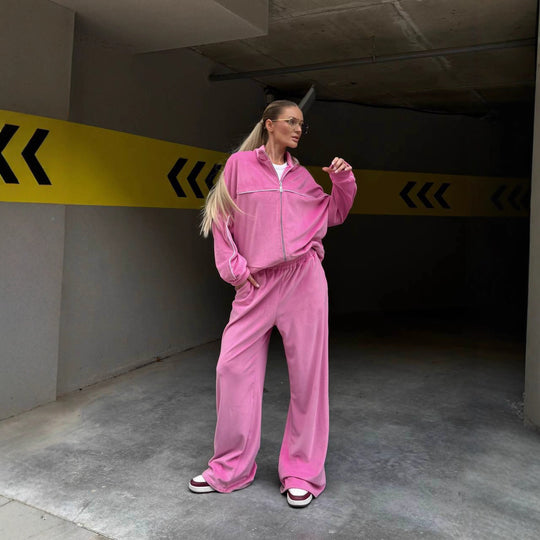 Damen sportive Oversize-Fleecejacke mit diagonaler Reißverschluss-Optik und weit geschnittener High-Waist-Jogginghose Shop Nory