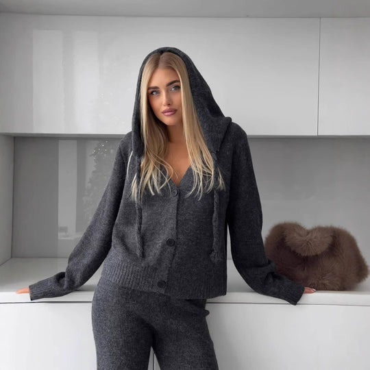 Damen kuscheliges Feinstrick-Cardigan-Set mit V-Ausschnitt und hochgeschnittener Schlaghose Shop Nory