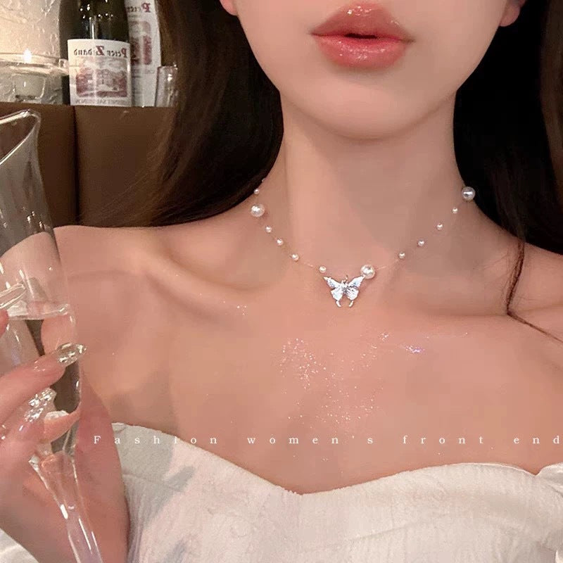Damen Halskette mit filigranem Engel-Anhänger und eleganten Perlenakzenten Shop Nory