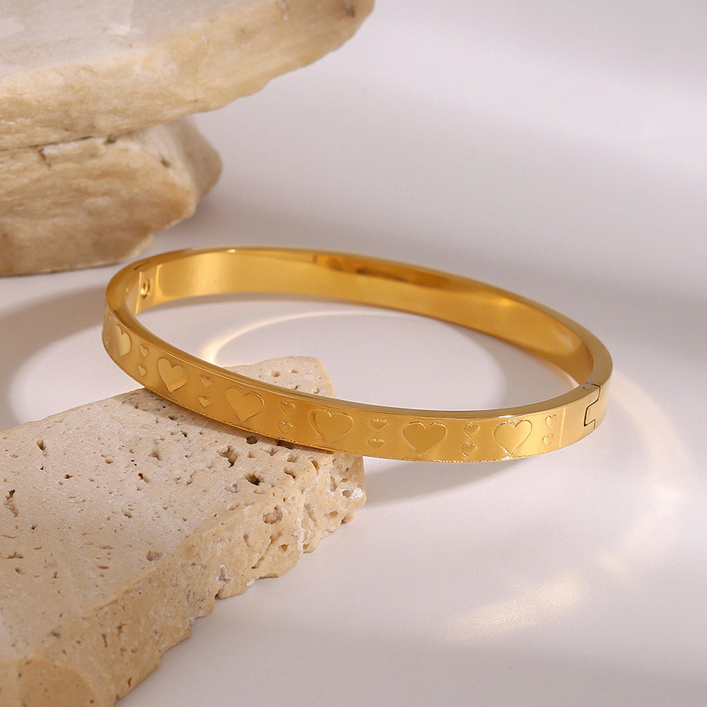 Damen Armreif mit gravierten Herzmotiven und hypoallergener Edelstahlverarbeitung Shop Nory
