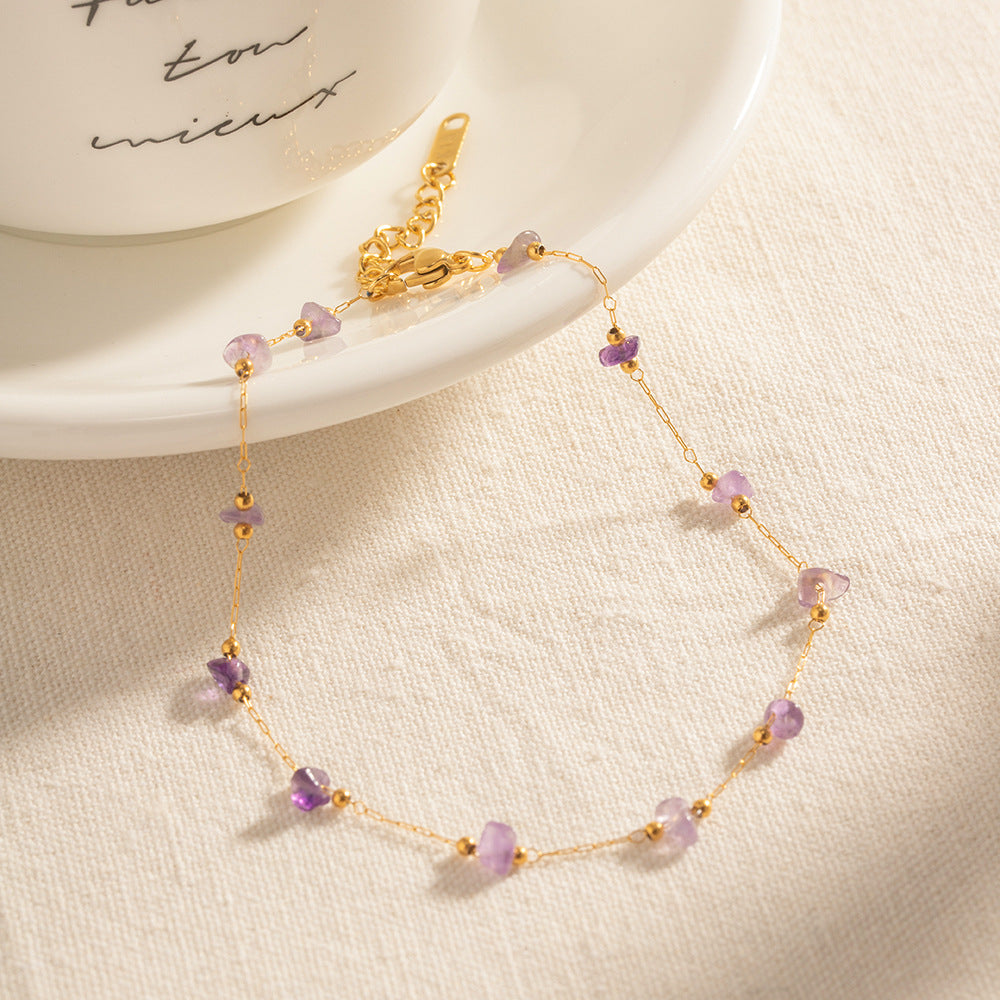 Damen Armband mit unregelmäßigen Amethyststeinen und elegantem goldfarbenem Design Shop Nory