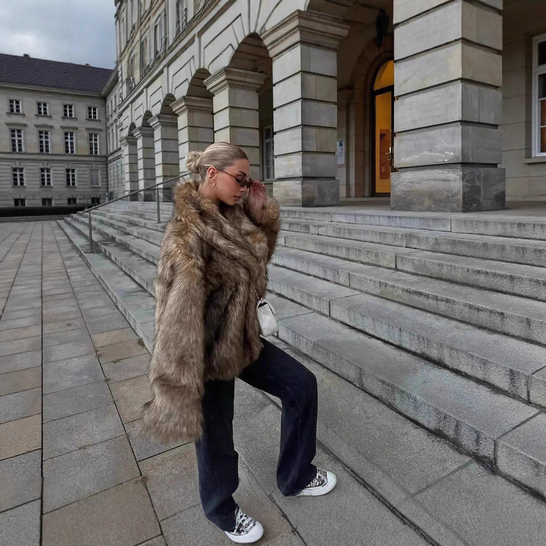 Damen Kurz geschnittene voluminöse Kunstpelzjacke mit Oversize‑Schalkragen Shop Nory