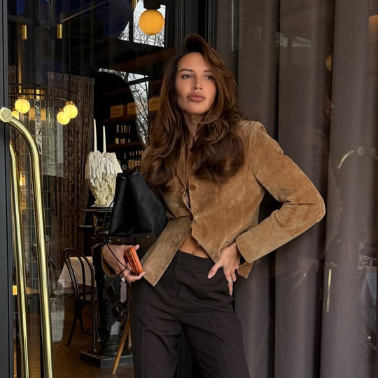 Damen Taillierter Wildleder-Blazerjacke mit Hemdkragen und minimalistischen Ziernähten Shop Nory