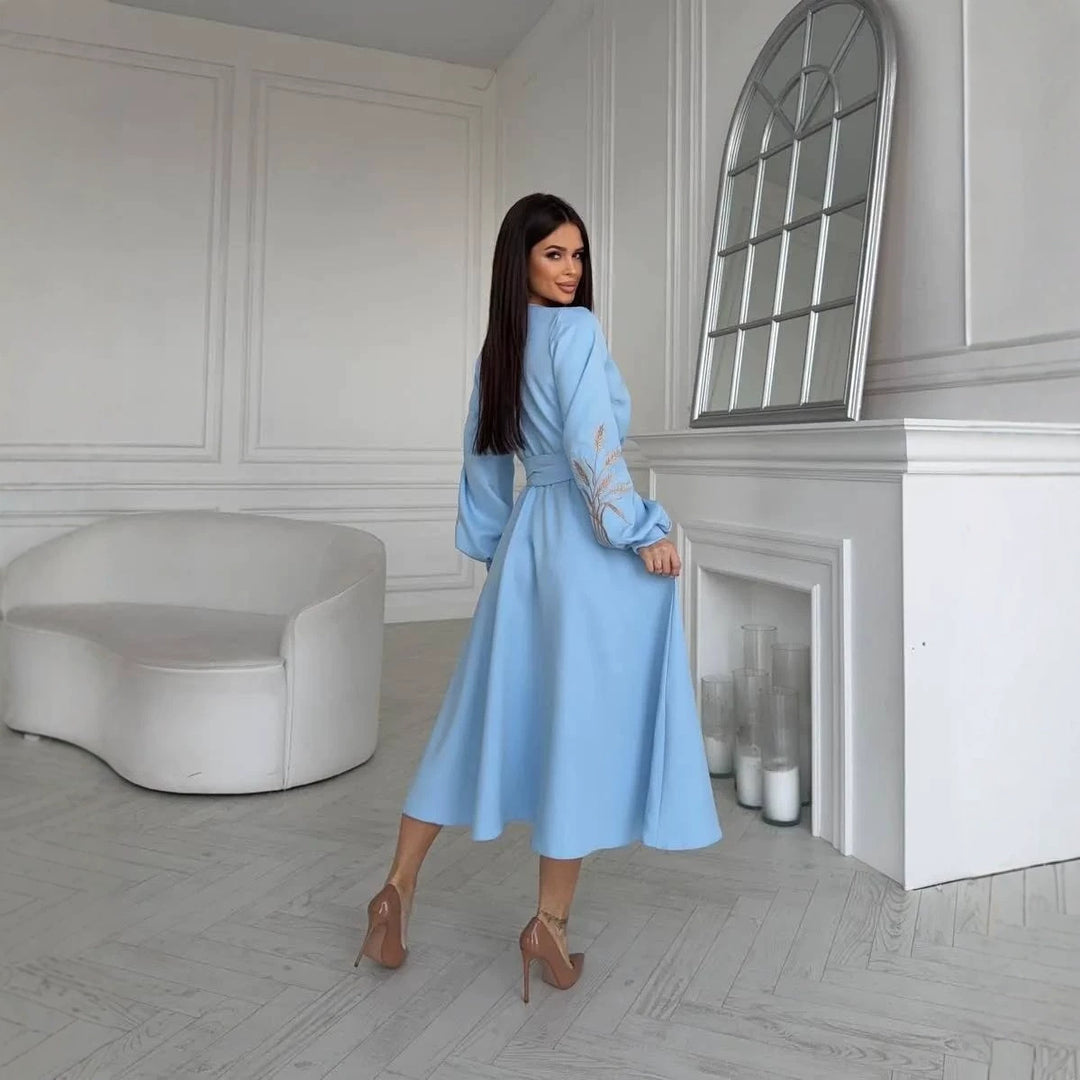 Damen Wickel-Midikleid mit Taillengürtel, hohem Beinschlitz und bestickten Ballonärmeln Shop Nory