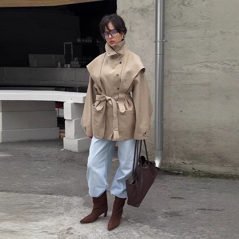 Damen Taillierte Übergangsjacke mit Stehkragen, Schultercape und Bindegürtel Shop Nory