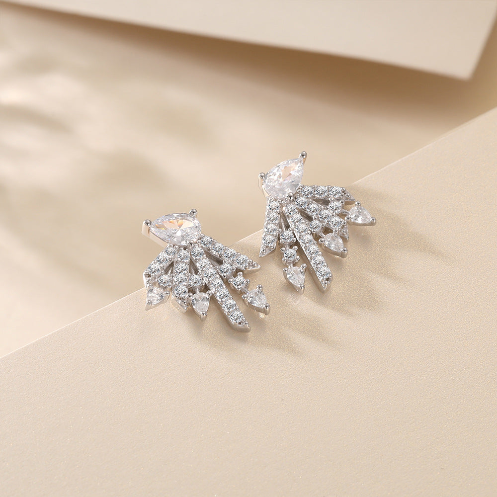 Damen Ohrringe im luxuriösen Design mit funkelnden Zirkonia-Akzenten Shop Nory