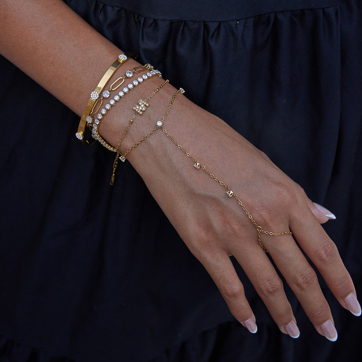 Damen Armband mit elegantem Edelstahl-Design und funkelnden Kristallen Shop Nory