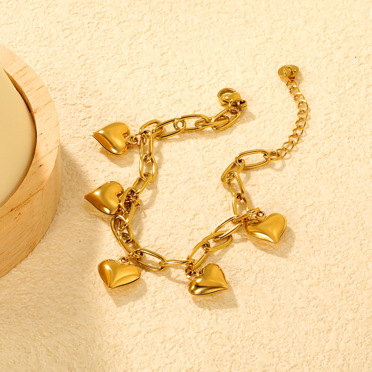 Damen Armband mit herzförmigen Anhängern und elegantem Gliederdesign Shop Nory