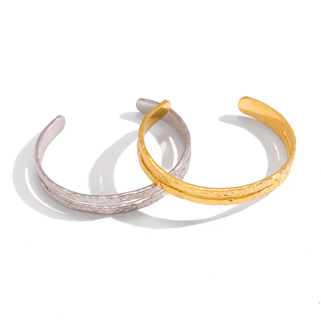 Damen Offenes Armreif mit elegantem, strukturiertem Design aus hypoallergenem Edelstahl Shop Nory