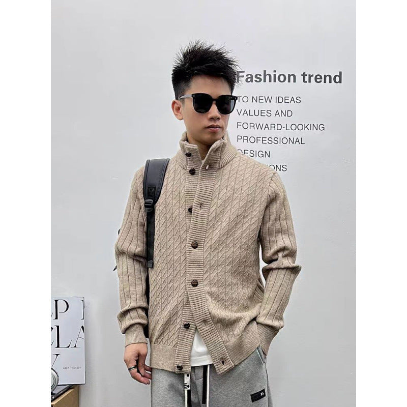 Herren Feinstrukturierter Zopfmuster-Cardigan mit hohem Stehkragen und durchgehender Knopfleiste Shop Nory