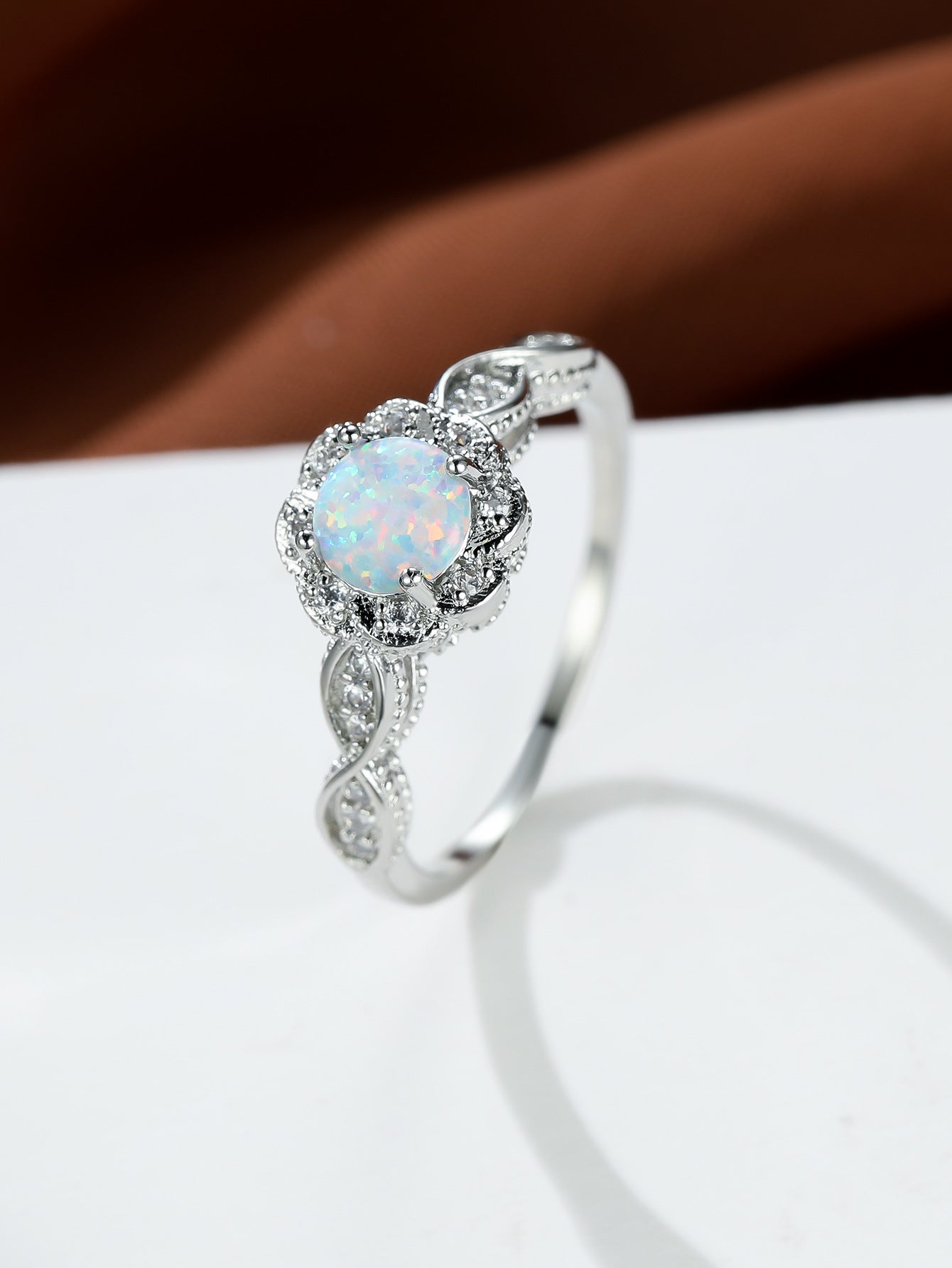 Damen Ring mit funkelndem Opal und floralem Design Shop Nory