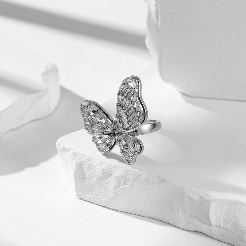 Damenring mit Schmetterlingsdesign und funkelnden Zirkonia Shop Nory