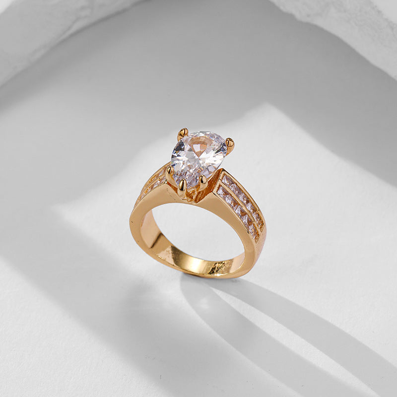 Damen eleganter Ring mit ovalem Kristall und funkelnden Zirkonia-Steinen Shop Nory