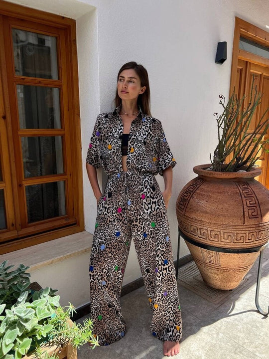 Damen zweiteiliges Safari-Print Loungewear-Set mit kurzärmeliger Hemdbluse und weitem hochgeschnittenen Palazzohose Shop Nory