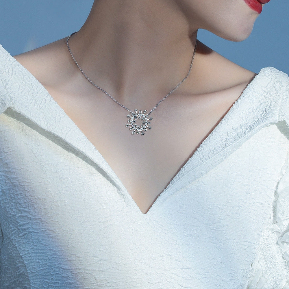 Damen Halskette mit kunstvollem Kristallmotiv Shop Nory