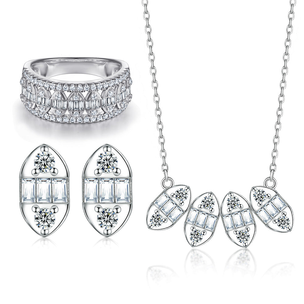 Damen Schmuckring mit kunstvollem Design und funkelnden Zirkonia Shop Nory
