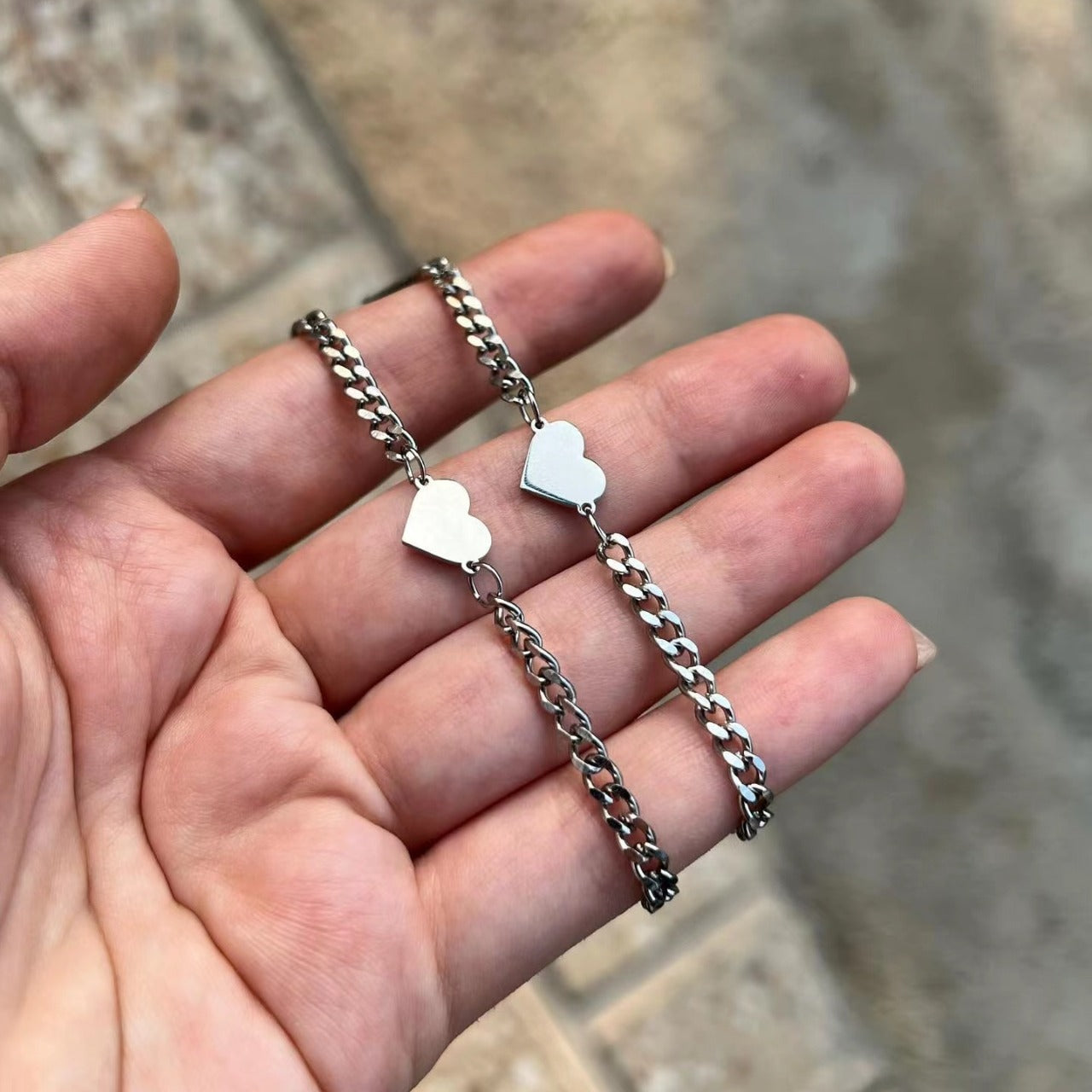 Damenarmband mit herzförmigen Anhängern und eleganter Gliederkette Shop Nory