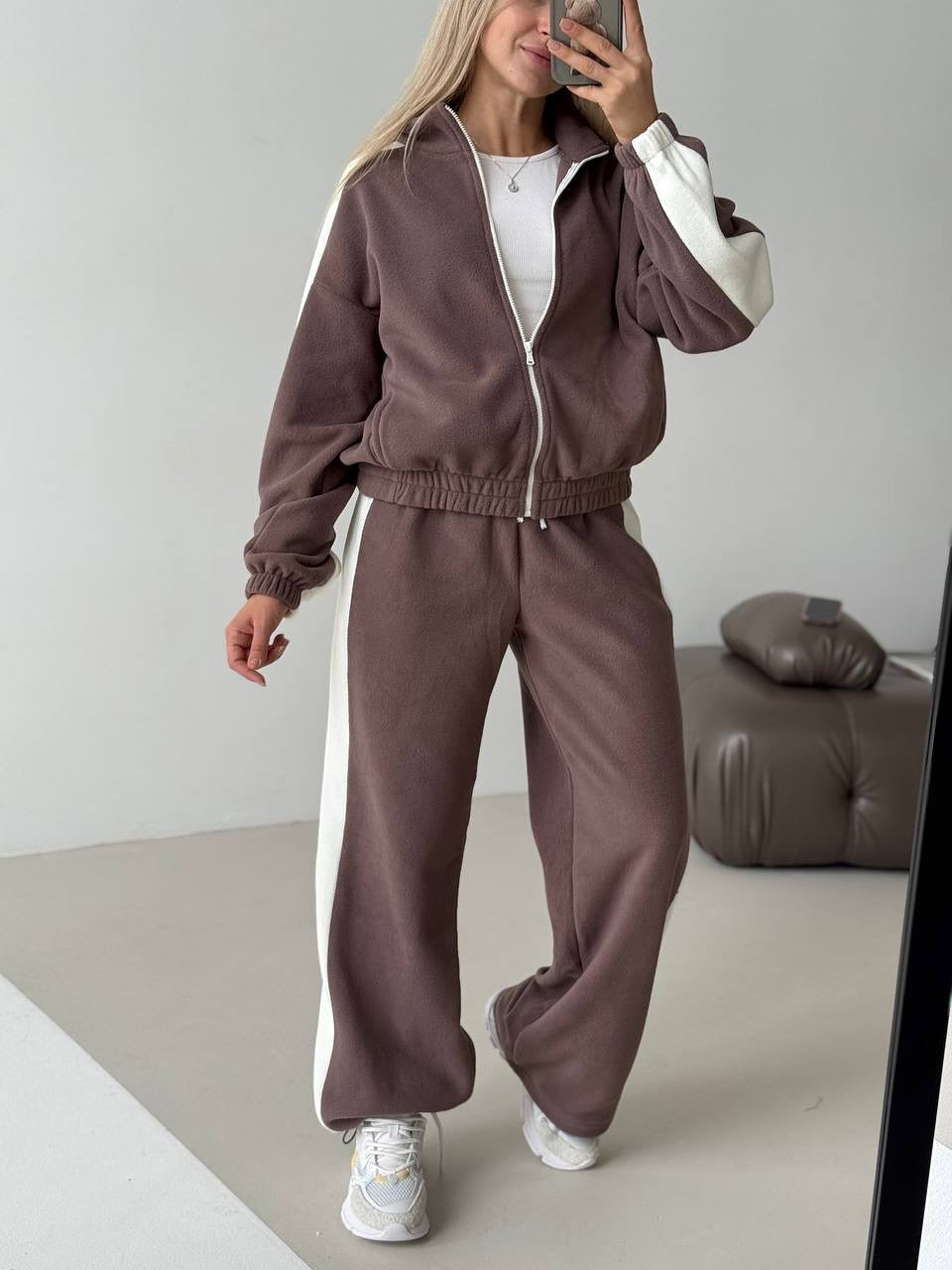 Damen sportlich-elegantes Fleece-Trainingsset mit kurzem Stehkragen-Zip, elastischem Bund und seitlichen Kontrastbahnen Shop Nory
