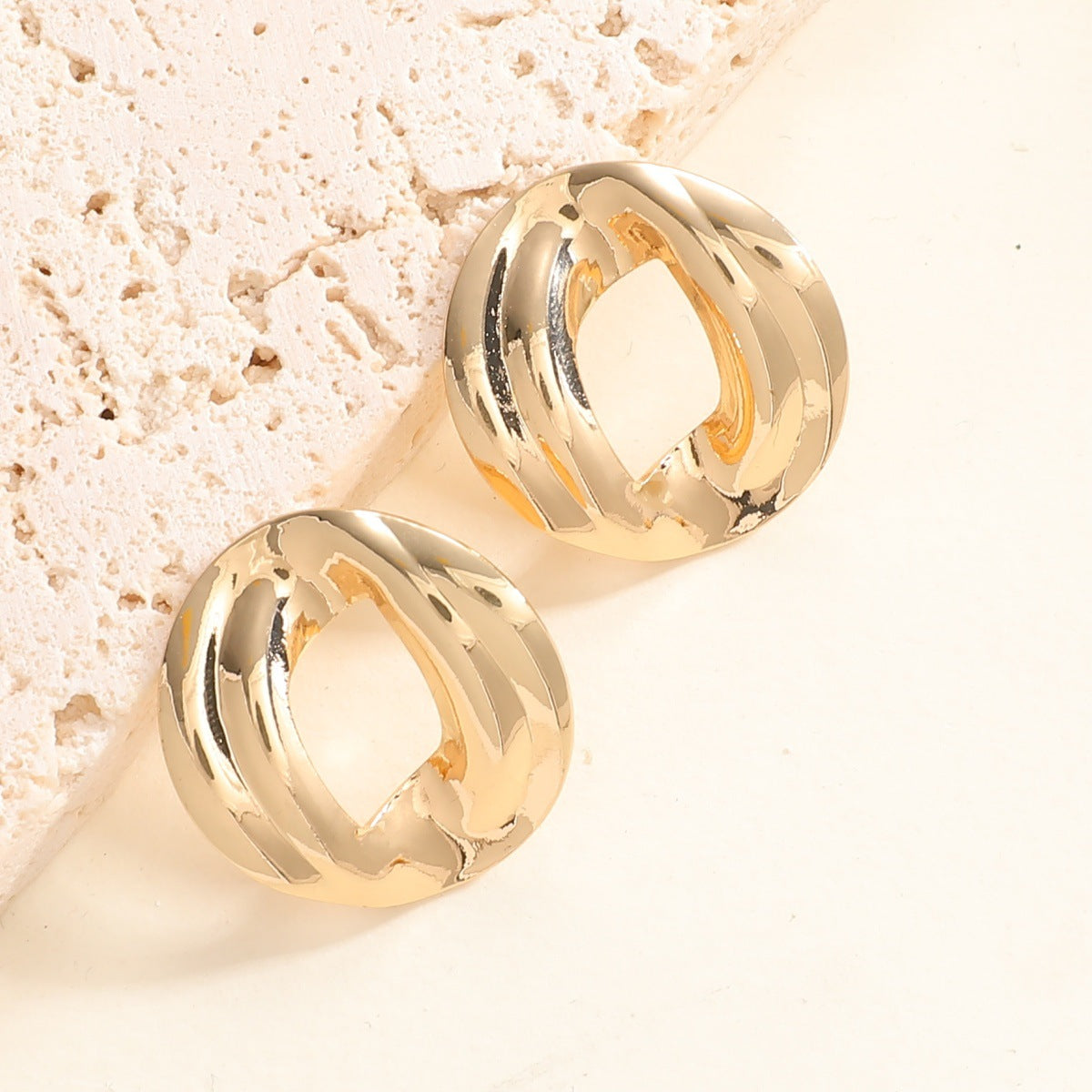 Damen Ohrringe mit modernem, skulpturalem Design Shop Nory