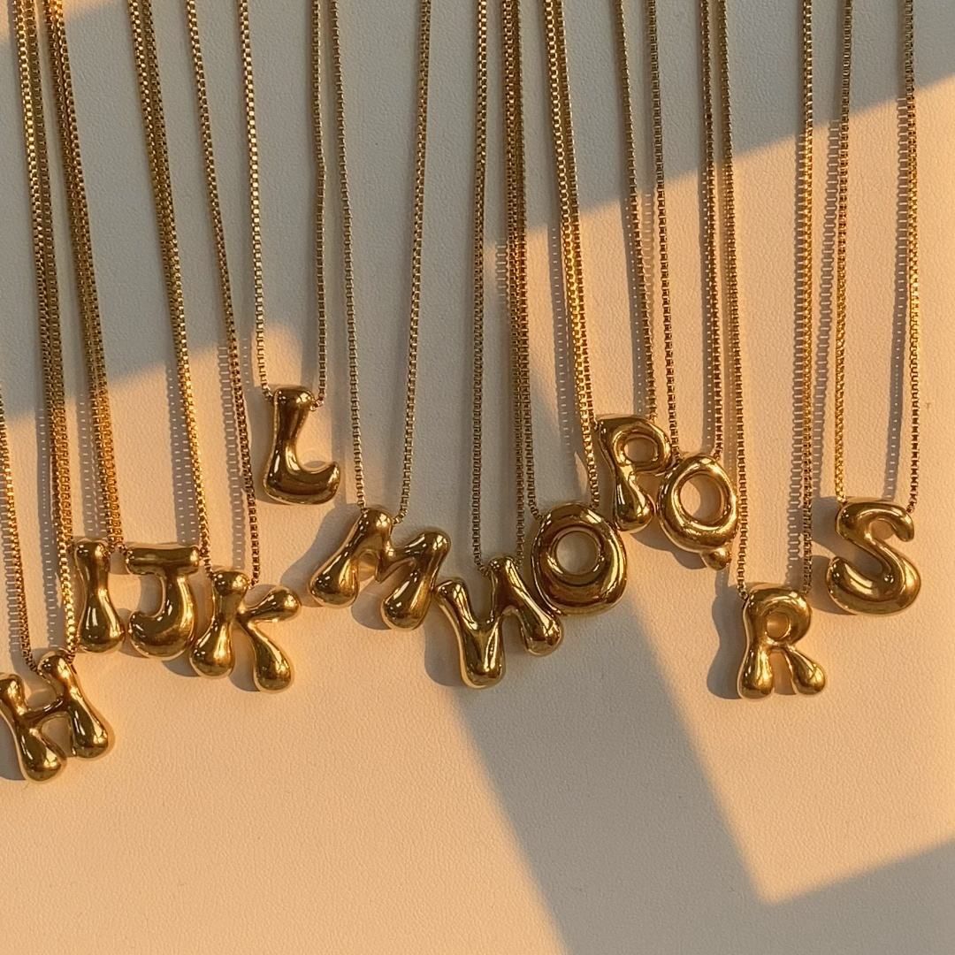 Damen Halskette mit modernem Buchstabenanhänger aus hochwertigem Edelstahl Shop Nory