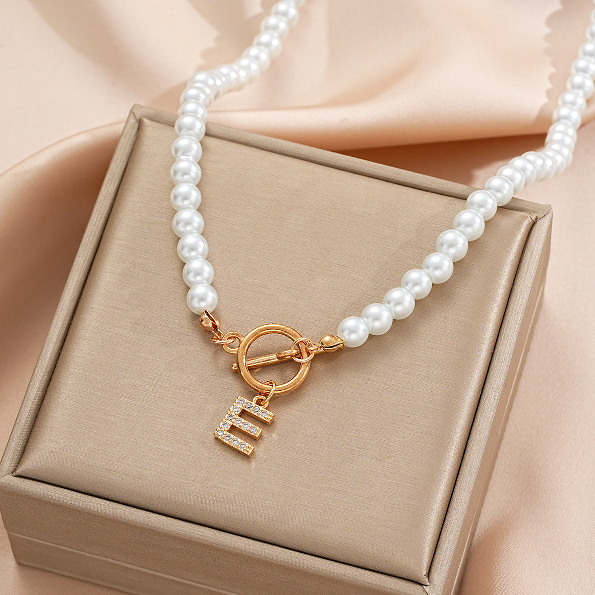 Damen Halskette mit auffälligem Perlen-Design und personalisiertem Anhänger Shop Nory