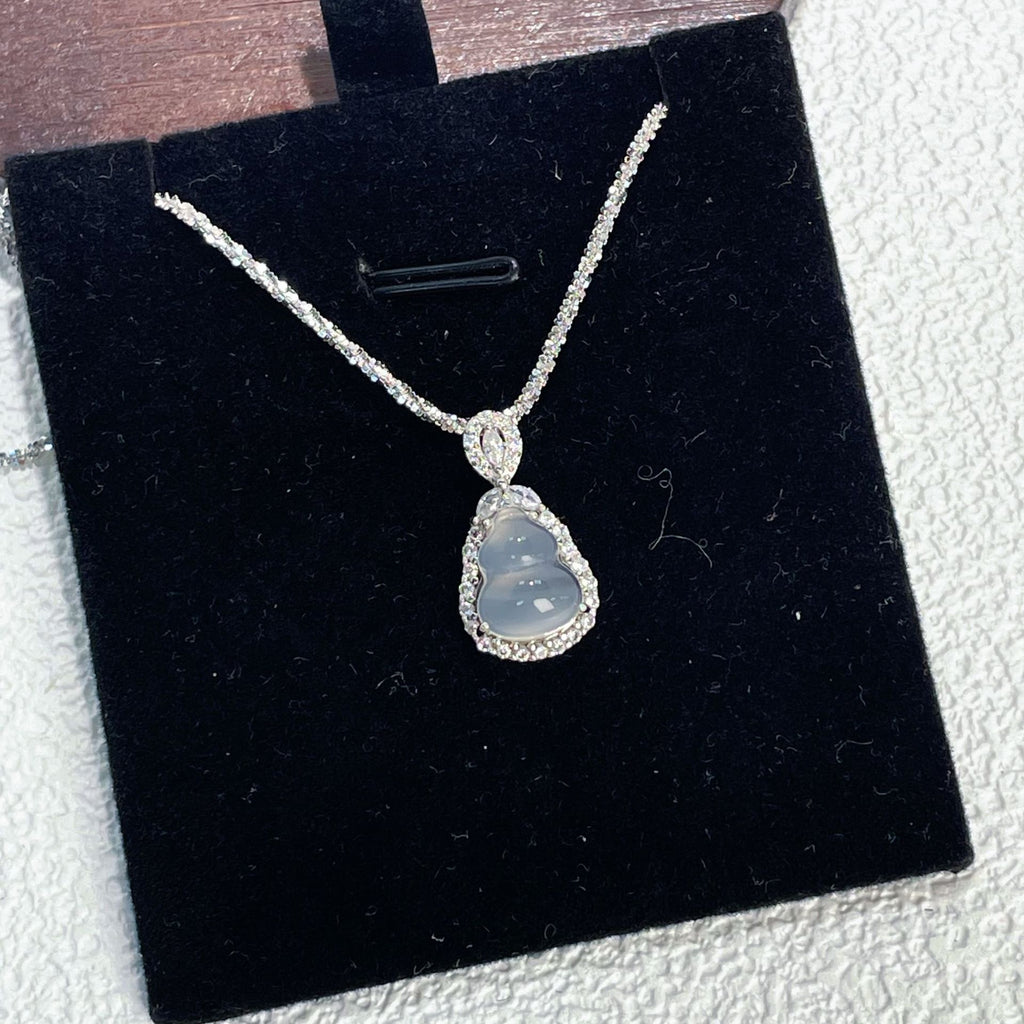 Damen Halskette mit tropfenförmigem Mondstein-Anhänger und kunstvollen Zirkonia-Details Shop Nory