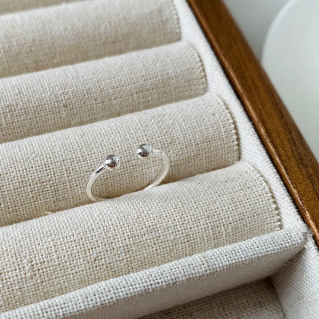 Damen Offener Ring mit stilvollen Kugeldetails Shop Nory