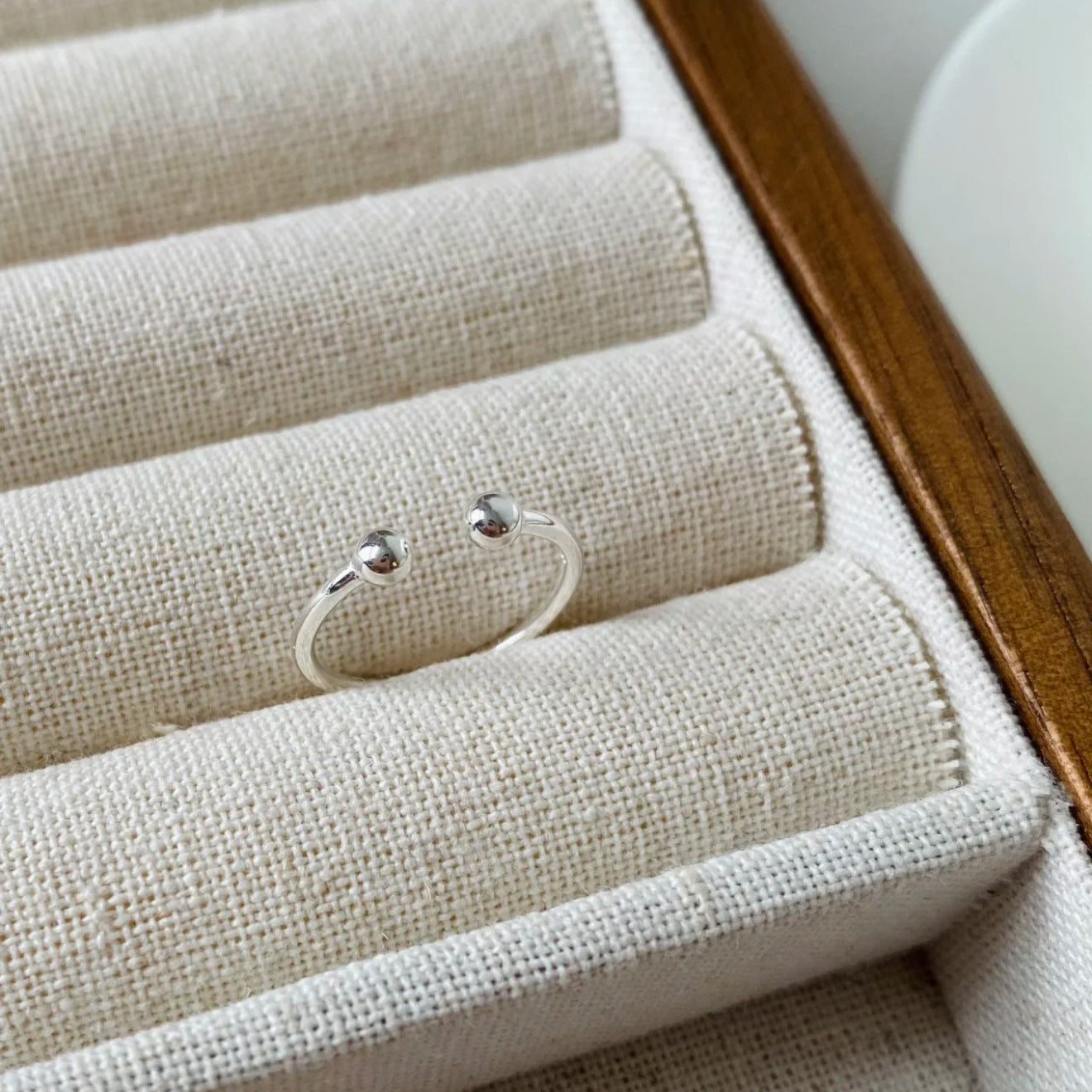 Damen Offener Ring mit stilvollen Kugeldetails Shop Nory