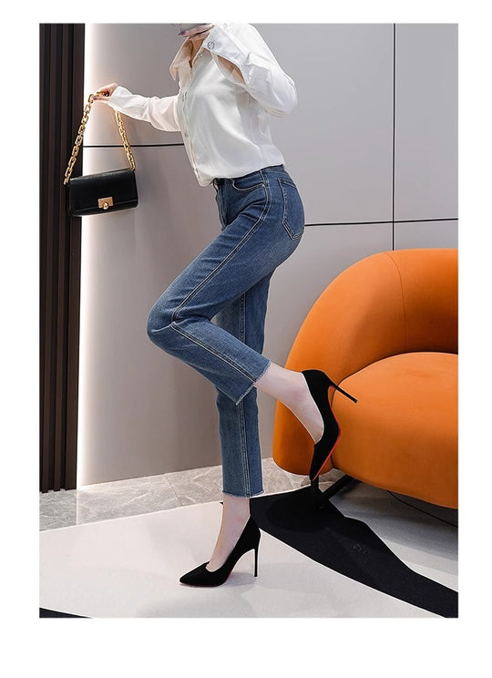 Damen Elegante spitz zulaufende Velours‑Pumps mit kontrastierender roter Laufsohle und schmalem Stiletto Shop Nory