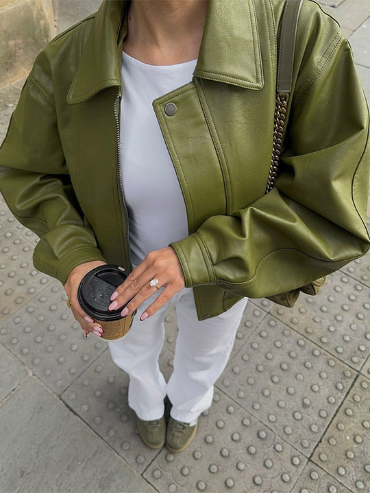 Damen Kurz geschnittene Oversize Kunstlederjacke mit weitem Kentkragen, dekorativen Ziernähten und verdeckter Reißverschlussleiste Shop Nory