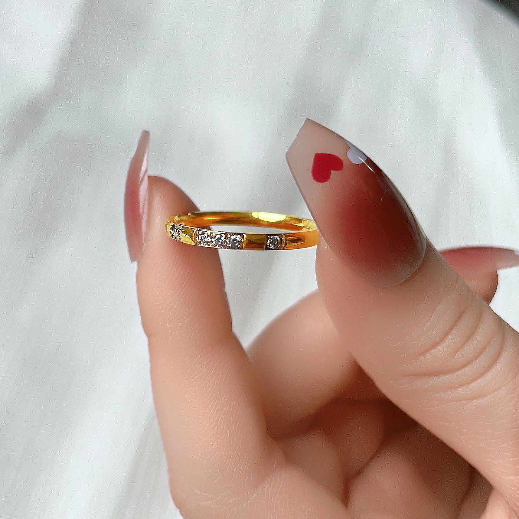 Damen Ring mit funkelnden Zirkonia-Steinen und elegantem Design Shop Nory