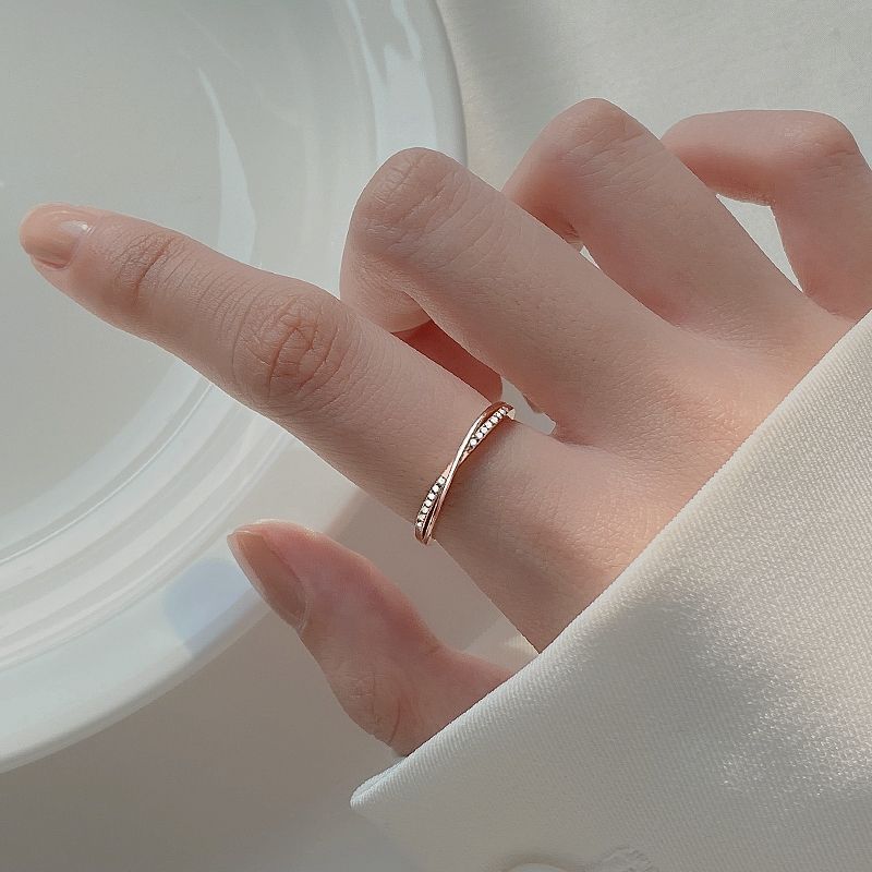 Damen Feiner Silberring mit geschwungenem Design und funkelnden Zirkonia Shop Nory