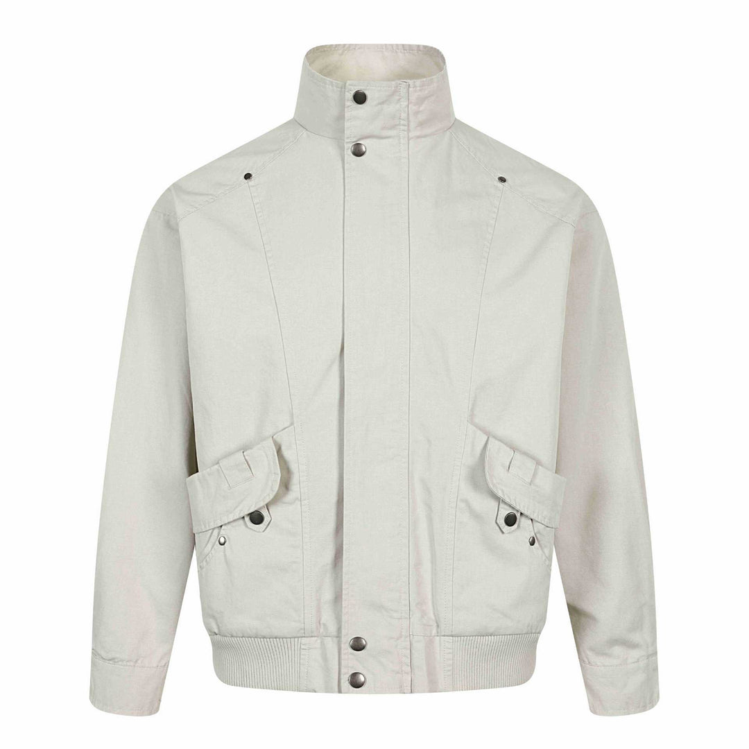 Herren Kurzer Utility Bomber mit hohem Stehkragen, aufgesetzten Klappentaschen und Rippenbund Shop Nory