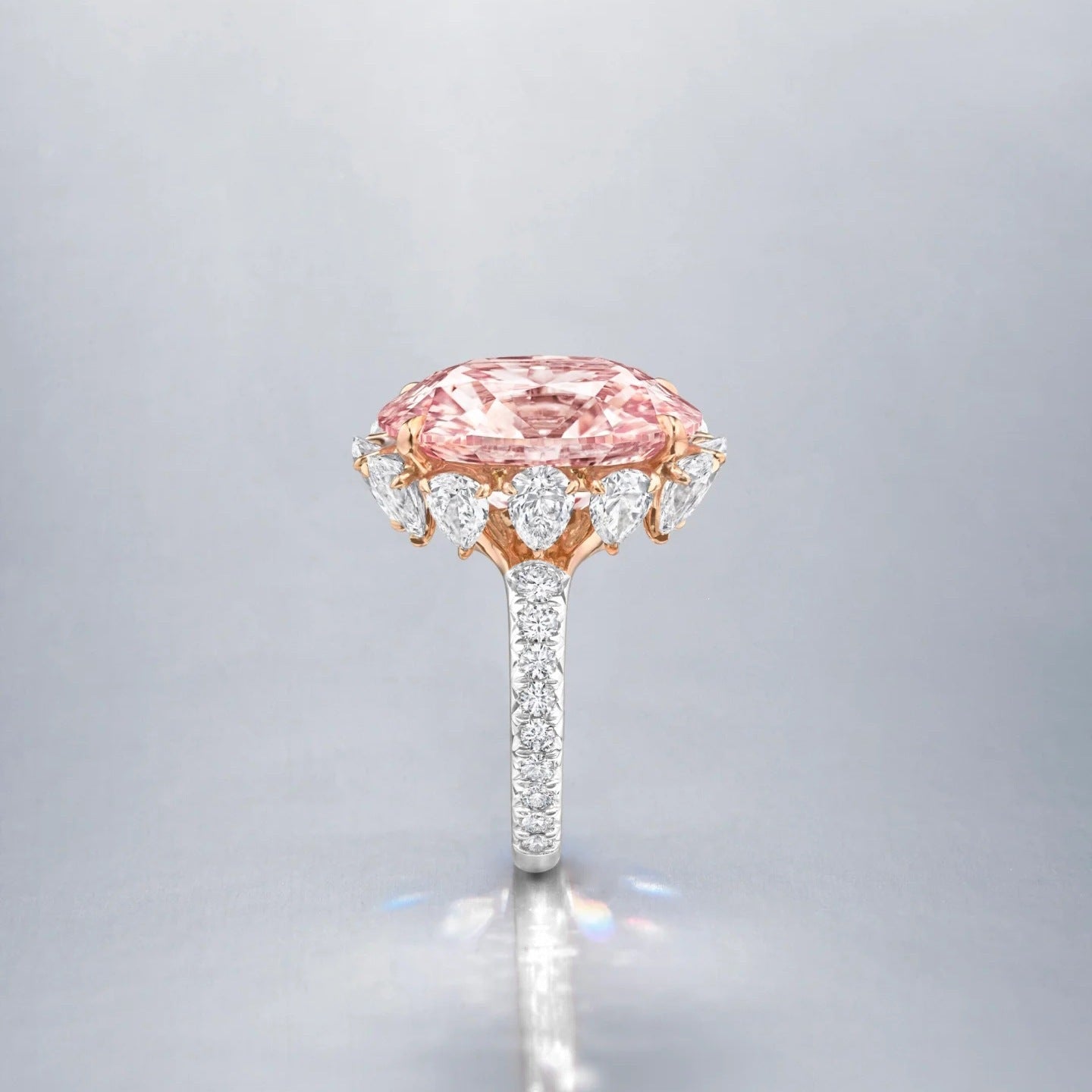 Damen Luxus-Ring mit extravagantem ovalen Edelstein und kunstvollen Zirkonia-Verzierungen Shop Nory