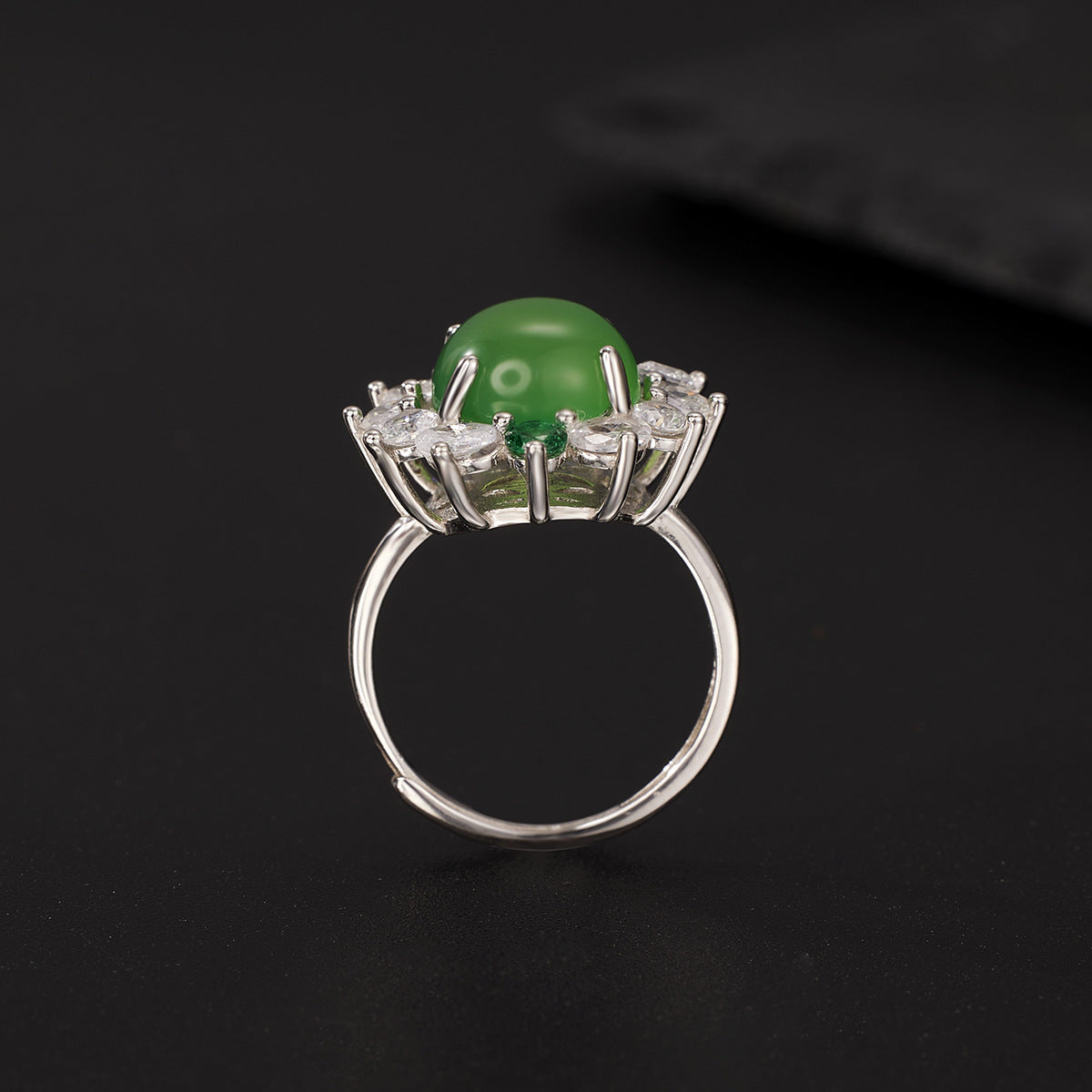 Damen eleganter Ring mit grünem Jade-Edelstein und funkelnden Zirkoniasteinen Shop Nory