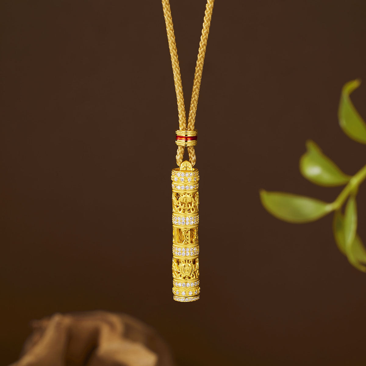 Damen eleganter Anhänger aus hochwertigem Gold mit diamantähnlichen Details Shop Nory