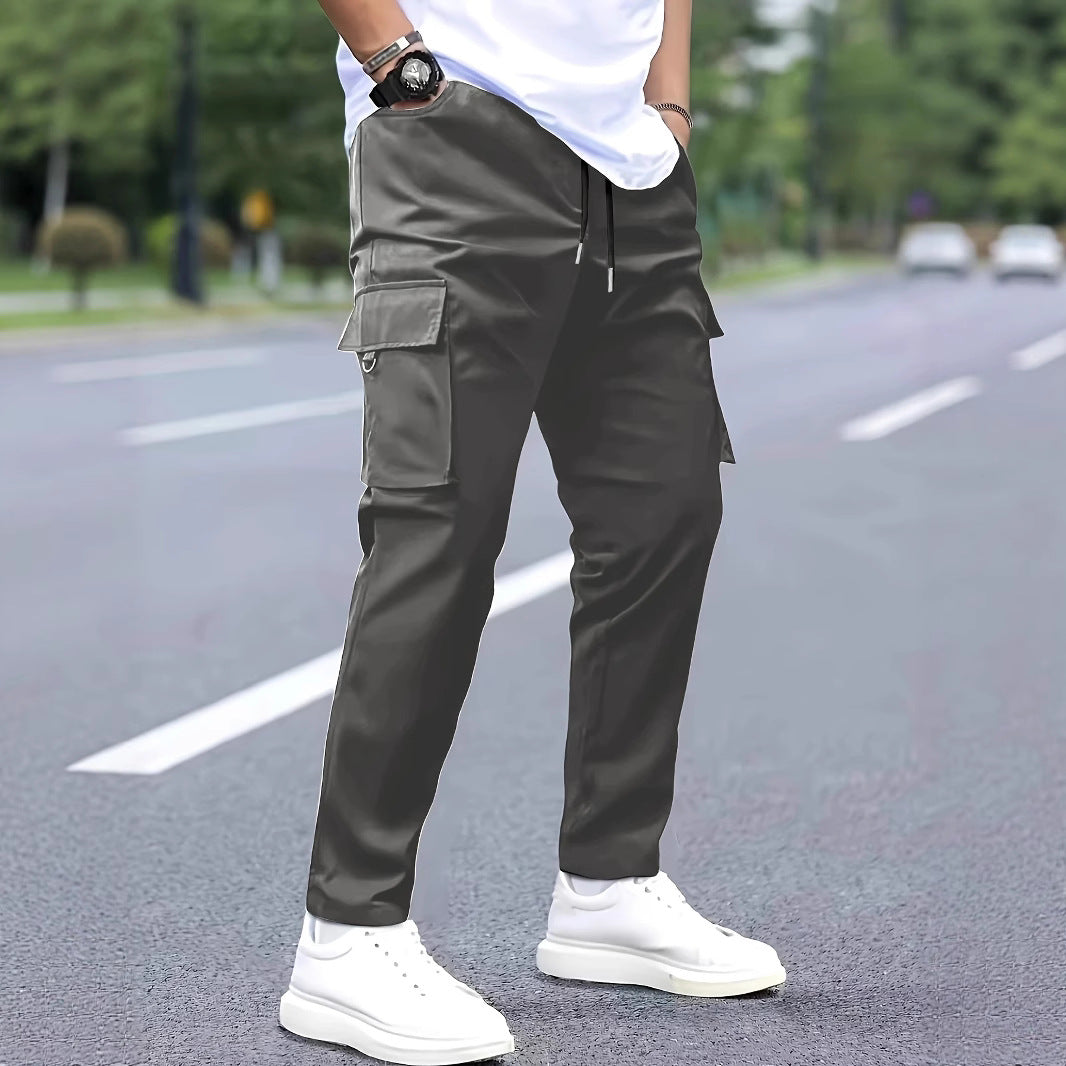 Herren Slim‑Tapered Cargo‑Jogginghose mit Tunnelzugbund, Klappentaschen und Metallringdetail Shop Nory