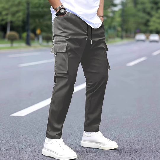 Herren Slim‑Tapered Cargo‑Jogginghose mit Tunnelzugbund, Klappentaschen und Metallringdetail Shop Nory